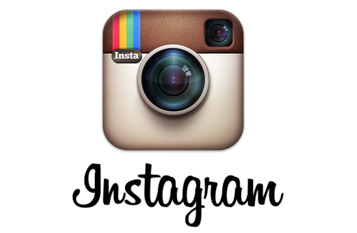 Logo Instagram na versão 2013, com câmera fotográfica retrô em fundo branco