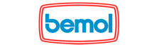 Logo Bemol com nome da marca em azul dentro de um bloco de margem vermelha. A foto tem fundo branco